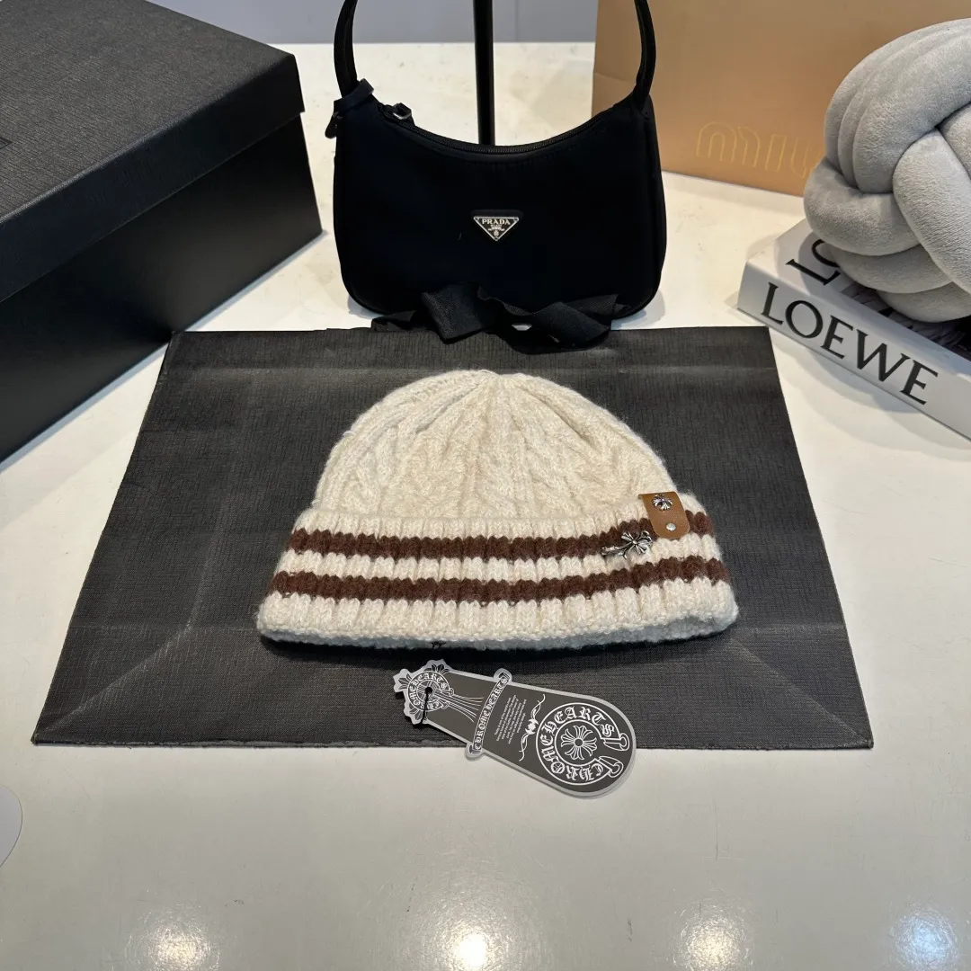 P56 Crow Heart Autumn and Winter Wool Knitted Beanie This must be a favorite of minimalism. It is clean, neat, fashionable and versatile, and will definitely not be picky about your face shape! A fashionable classic that lasts forever! Fashionable black and white can be purchased together!